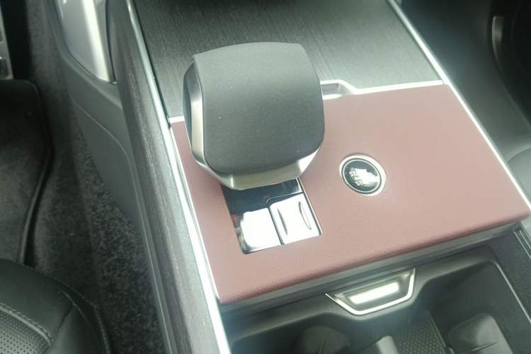 Used Land Rover Range 2025 3.0 L6 400 PS Extended Luxury Edition Gear Lever