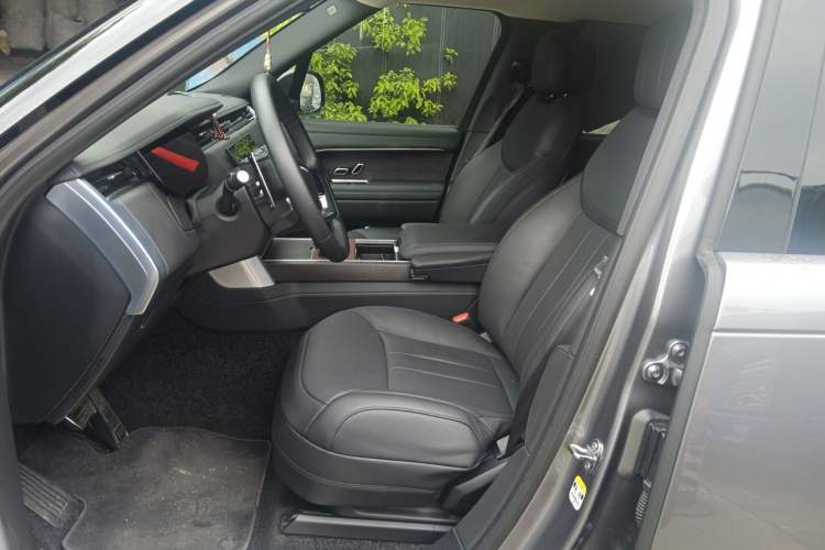 Used Land Rover Range 2025 3.0 L6 400 PS Extended Luxury Edition Left Front Seat