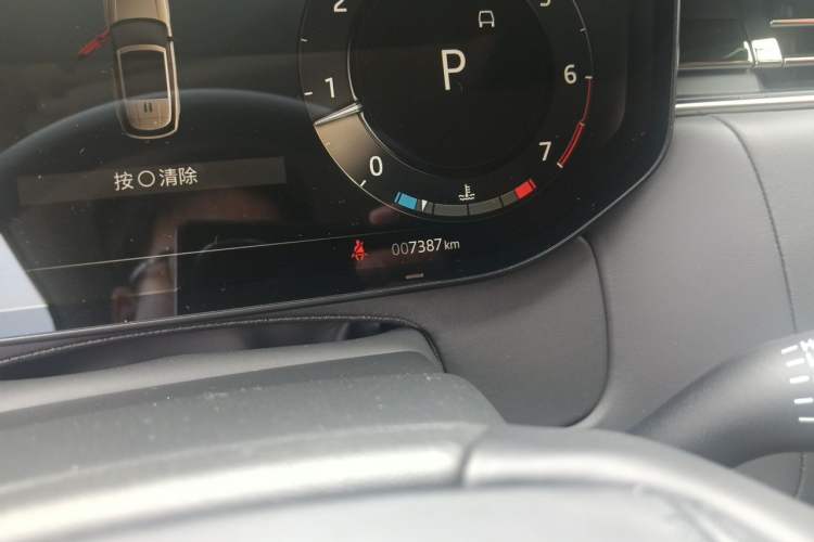 Used Land Rover Range 2025 3.0 L6 400 PS Extended Luxury Edition Odometer Close Up