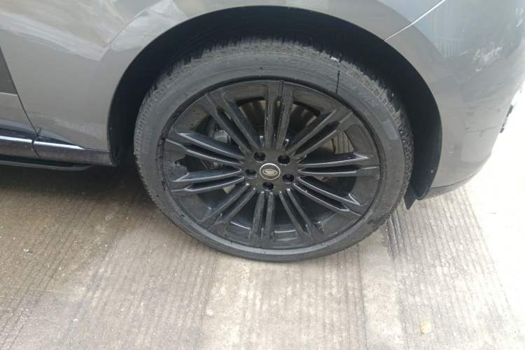 Used Land Rover Range 2025 3.0 L6 400 PS Extended Luxury Edition Right Front Wheel Hub