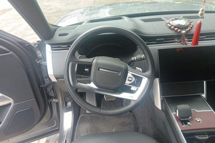 Used Land Rover Range 2025 3.0 L6 400 PS Extended Luxury Edition Steering Wheel