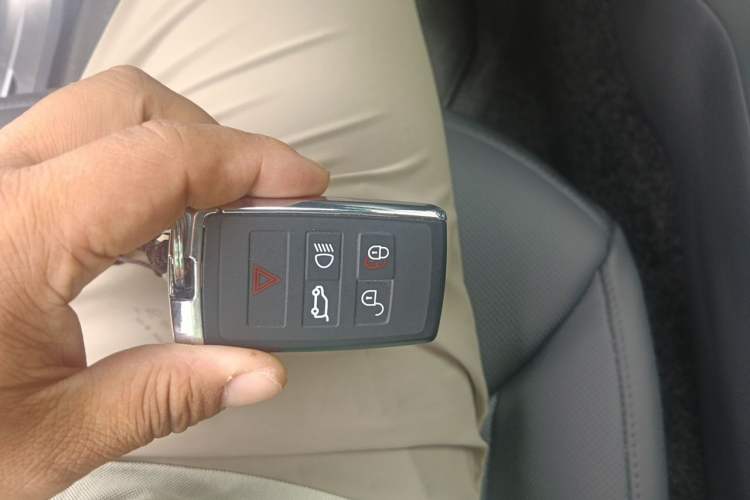 Used Land Rover Range 2025 3.0 L6 400 PS Extended Luxury Edition Vehicle Key