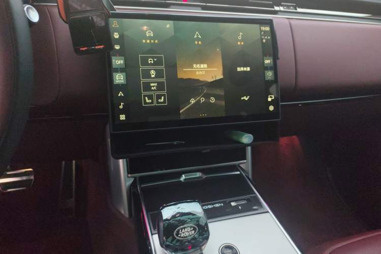 Used Land Rover Range 2025 3.0 L6 400 PS Extended-Length Genesis Edition Audio And AC Panel