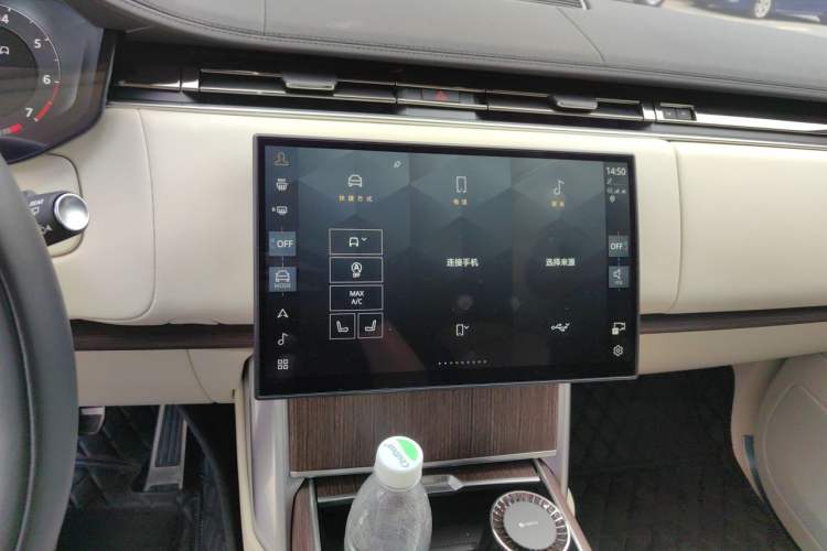 Used Land Rover Range 2025 3.0 L6 400 PS Extended Luxury Edition Audio And AC Panel
