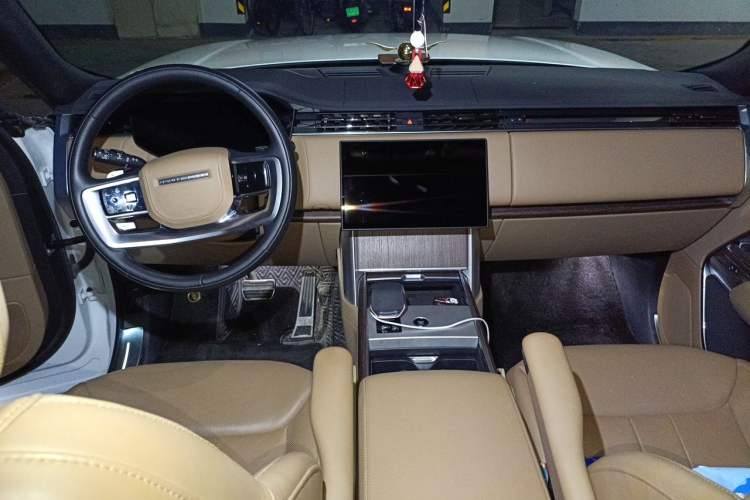 Used Land Rover Range 2025 3.0 L6 360 PS Grand Edition Center Console