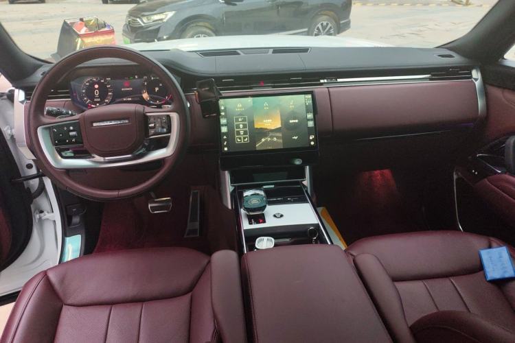 Used Land Rover Range 2025 3.0 L6 400 PS Extended-Length Genesis Edition Center Console