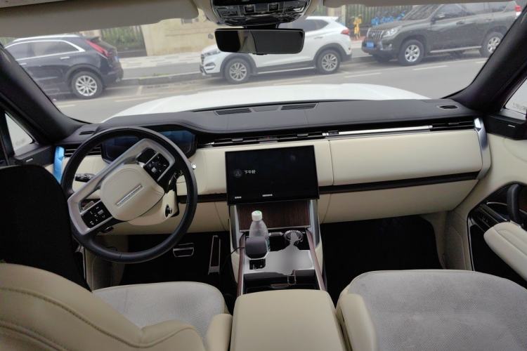 Used Land Rover Range 2025 3.0 L6 400 PS Extended Luxury Edition Center Console