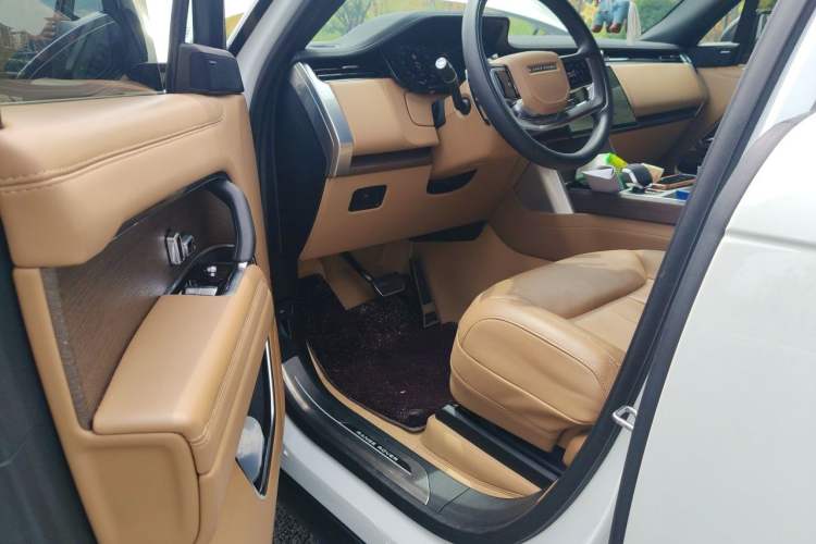 Used Land Rover Range 2025 3.0 L6 400 PS Extended Luxury Edition Driver Seat