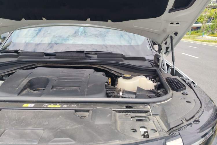 Used Land Rover Range 2025 3.0 L6 400 PS Extended Luxury Edition Engine Bay Left
