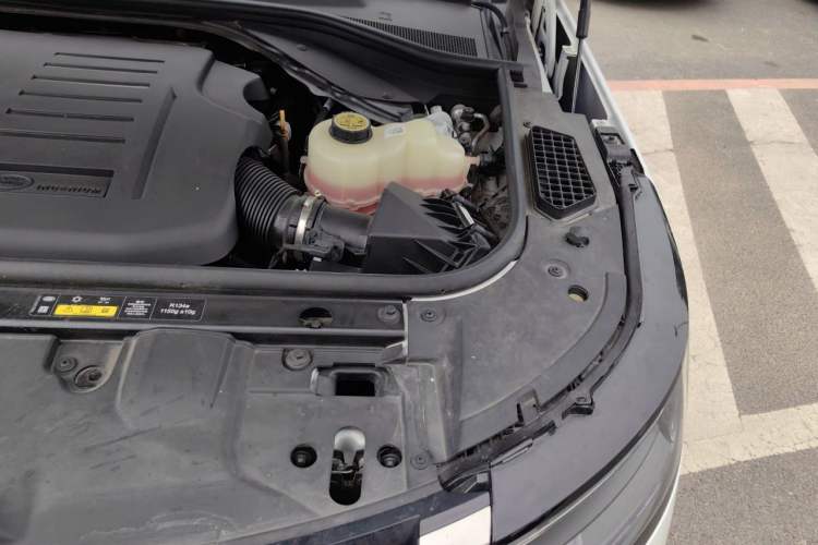 Used Land Rover Range 2025 3.0 L6 400 PS Extended Luxury Edition Engine Bay Left