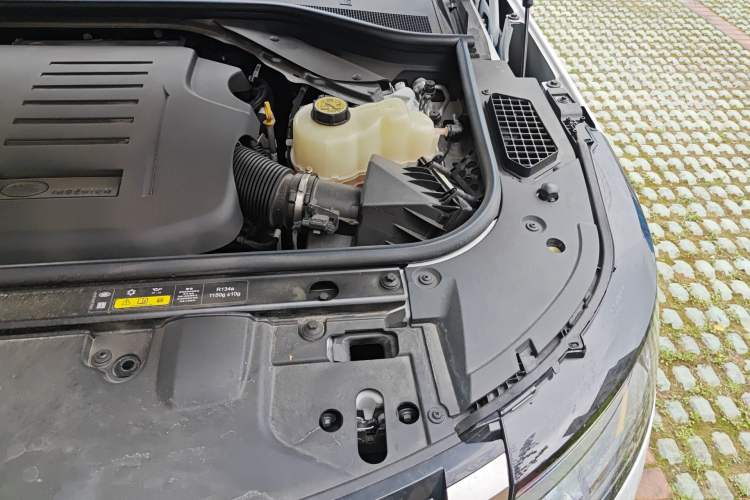 Used Land Rover Range 2025 3.0 L6 400 PS Extended Luxury Edition Engine Bay Left