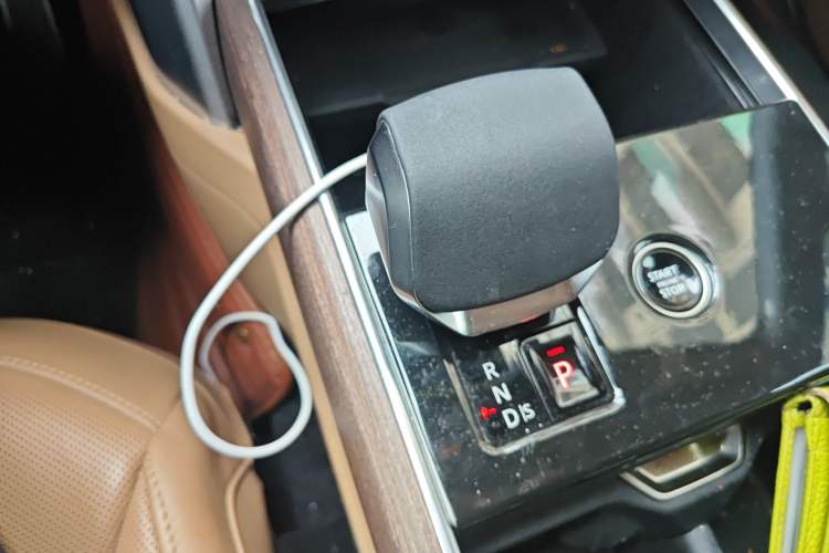 Used Land Rover Range 2025 3.0 L6 400 PS Extended Luxury Edition Gear Lever