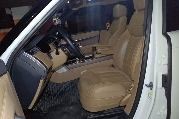 Used Land Rover Range 2025 3.0 L6 360 PS Grand Edition Left Front Seat