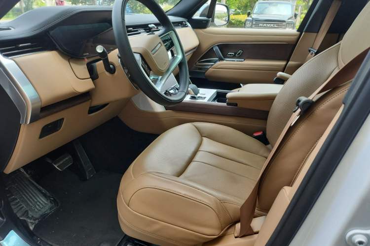 Used Land Rover Range 2025 3.0 L6 400 PS Extended Luxury Edition Left Front Seat