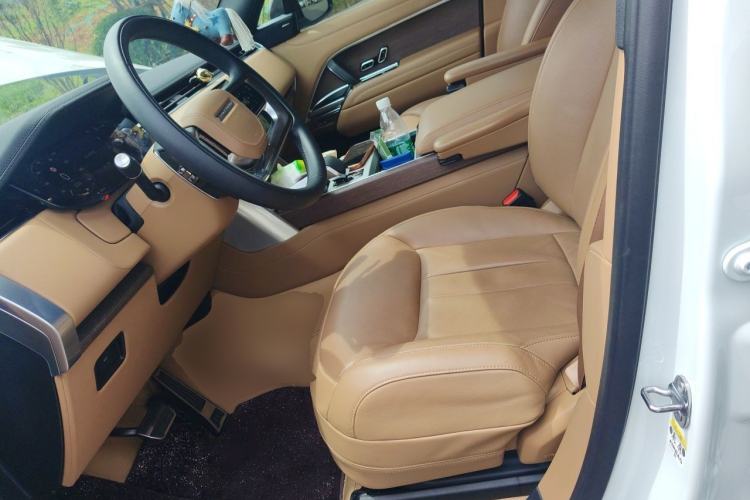 Used Land Rover Range 2025 3.0 L6 400 PS Extended Luxury Edition Left Front Seat