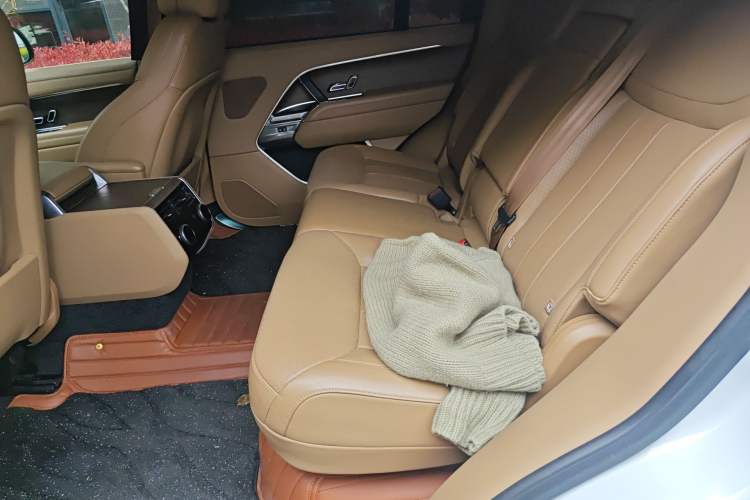 Used Land Rover Range 2025 3.0 L6 400 PS Extended Luxury Edition Left Rear Seat