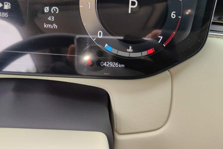 Used Land Rover Range 2025 3.0 L6 400 PS Extended Luxury Edition Odometer Close Up