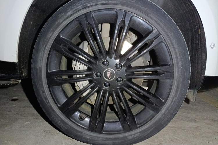 Used Land Rover Range 2025 3.0 L6 360 PS Grand Edition Right Front Wheel Hub