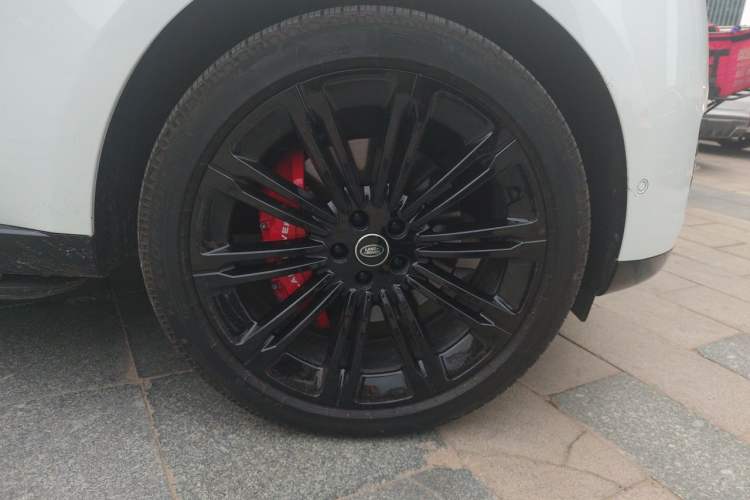 Used Land Rover Range 2025 3.0 L6 400 PS Extended-Length Genesis Edition Right Front Wheel Hub