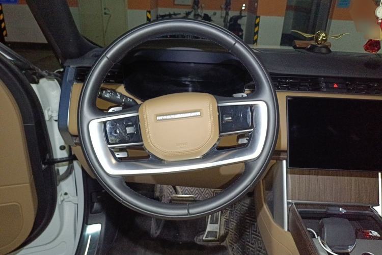 Used Land Rover Range 2025 3.0 L6 360 PS Grand Edition Steering Wheel
