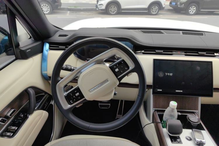 Used Land Rover Range 2025 3.0 L6 400 PS Extended Luxury Edition Steering Wheel