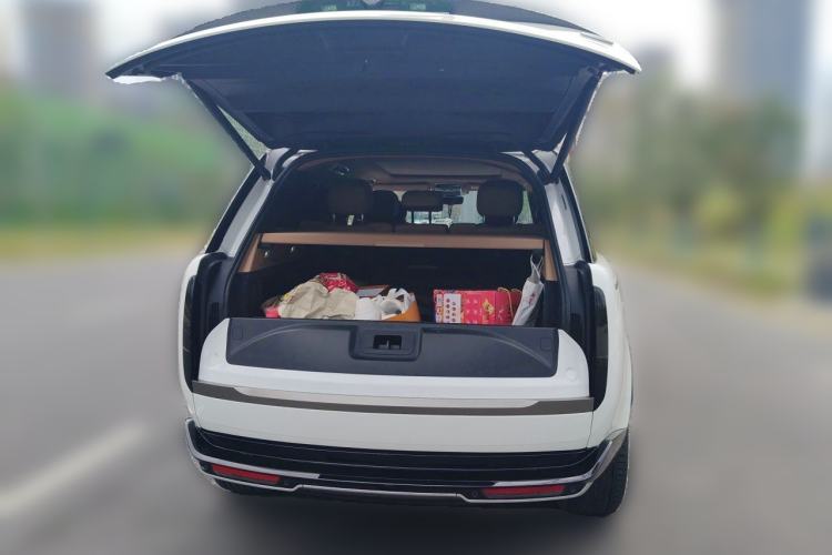 Used Land Rover Range 2025 3.0 L6 400 PS Extended Luxury Edition Trunk