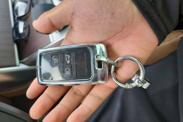 Used Land Rover Range 2025 3.0 L6 400 PS Extended Luxury Edition Vehicle Key