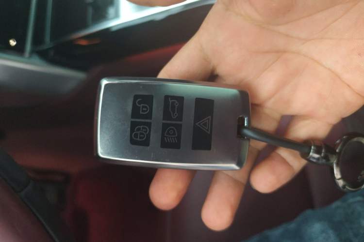 Used Land Rover Range 2025 3.0 L6 400 PS Extended-Length Genesis Edition Vehicle Key