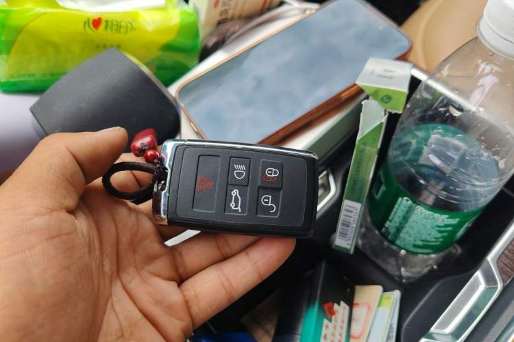Used Land Rover Range 2025 3.0 L6 400 PS Extended Luxury Edition Vehicle Key