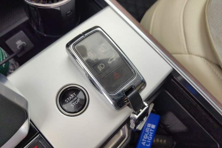 Used Land Rover Range 2025 3.0 L6 400 PS Extended Luxury Edition Vehicle Key