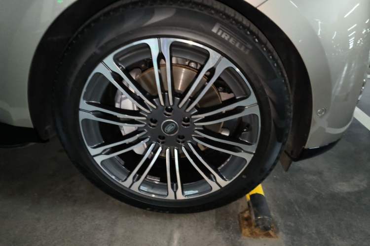 Used Land Rover Range 2025 3.0 L6 400 PS Extended Luxury Edition Right Front Wheel Hub