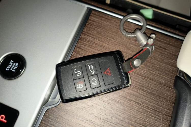 Used Land Rover Range 2025 3.0 L6 400 PS Extended Luxury Edition Vehicle Key