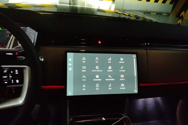 Used Land Rover Range 2026 3.0 L6 400PS SE Long Wheelbase Audio And AC Panel