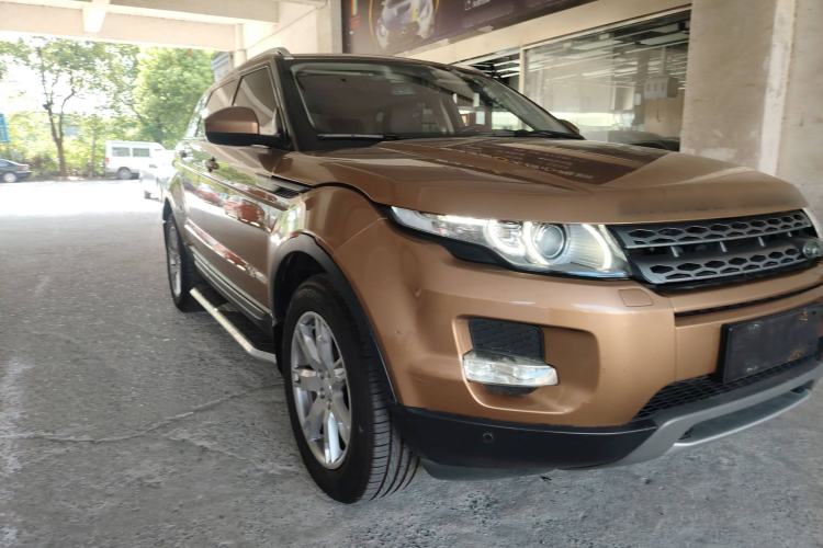 Used Land Rover Range Evoque 2014 2.0T 5-Door Luxury Edition Front Right 45 Deg