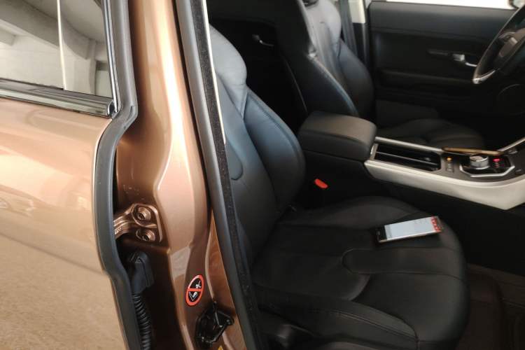 Used Land Rover Range Evoque 2014 2.0T 5-Door Luxury Edition Right Front Seat