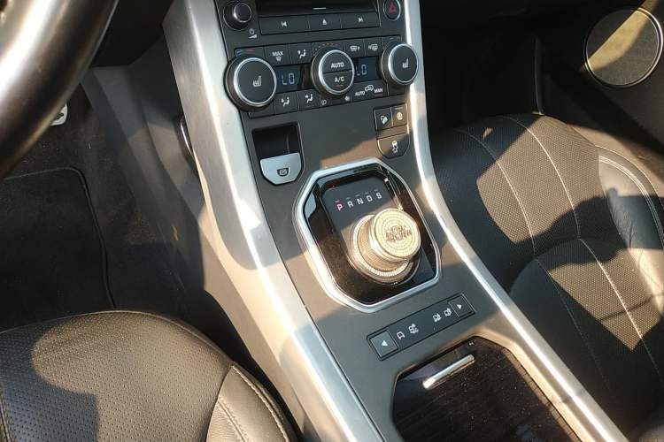 Used Land Rover Range Evoque 2018 240 PS SE DYNAMIC Smart Edition Gear Lever