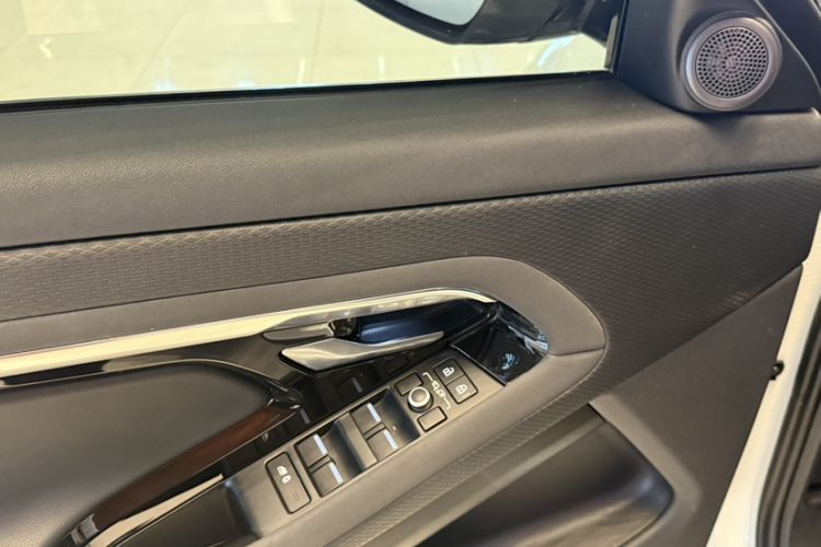 Used Land Rover Range Evoque 2021 Range Rover Velar 249 PS R-Dynamic S Performance Edition Interior 2