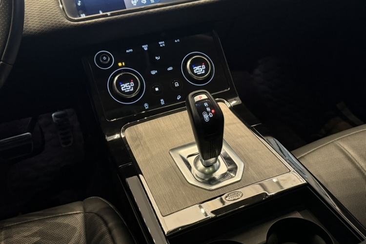 Used Land Rover Range Evoque 2021 Range Rover Velar 249 PS R-Dynamic S Performance Edition Interior 9