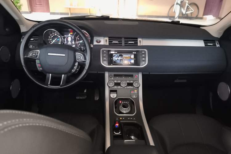 Used Land Rover Range Evoque 2016 2.0T SE Smart Glow Edition Interior 2