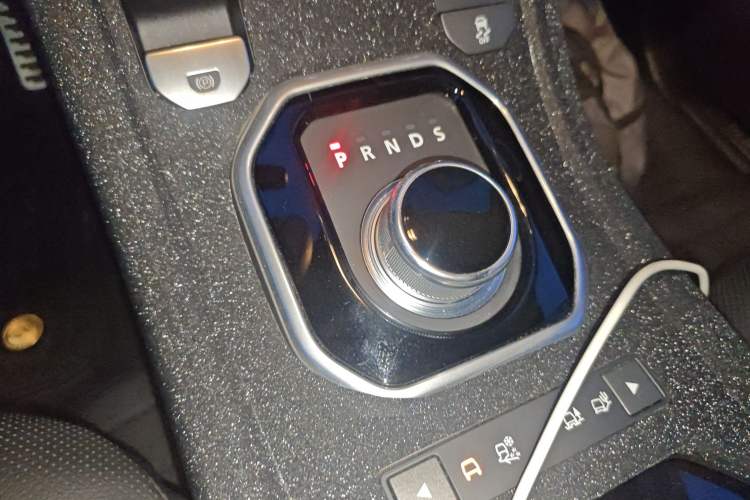 Used Land Rover Range Evoque 2013 2.0T 5-Door Ignite Edition Gear Lever