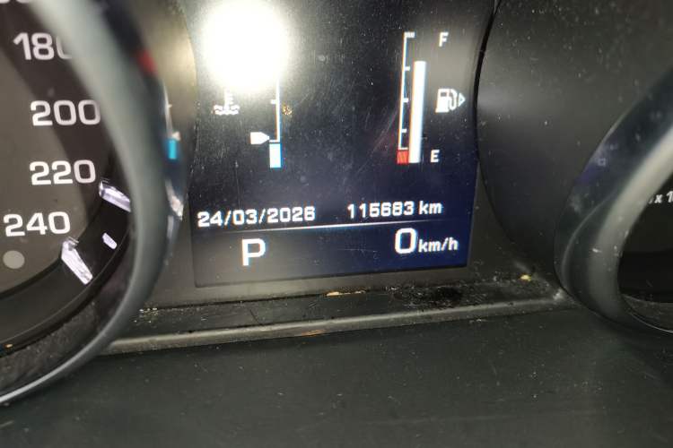 Used Land Rover Range Evoque 2013 2.0T 5-Door Yaozhen Edition Odometer Close Up
