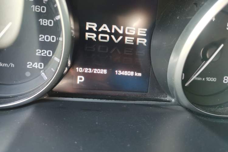 Used Land Rover Range Evoque 2013 2.0T 5-Door YAOZHI Edition Odometer Close Up