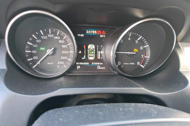 Used Land Rover Range Evoque 2013 2.0T 5-Door Ignite Edition Odometer Close Up