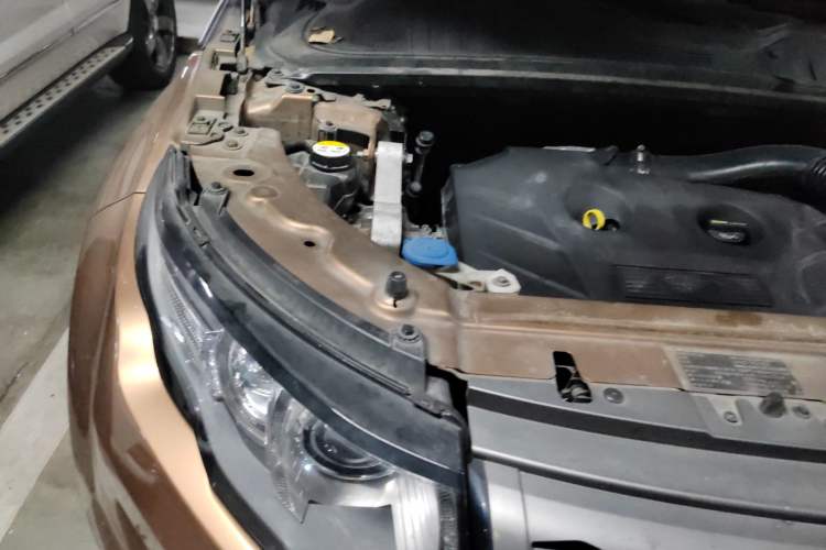 Used Land Rover Range Evoque 2014 2.0T 5-Door Luxury Edition Engine Bay Right