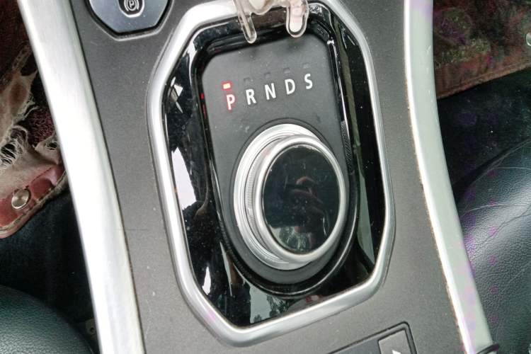 Used Land Rover Range Evoque 2014 2.0T 5-Door Luxury Edition Gear Lever