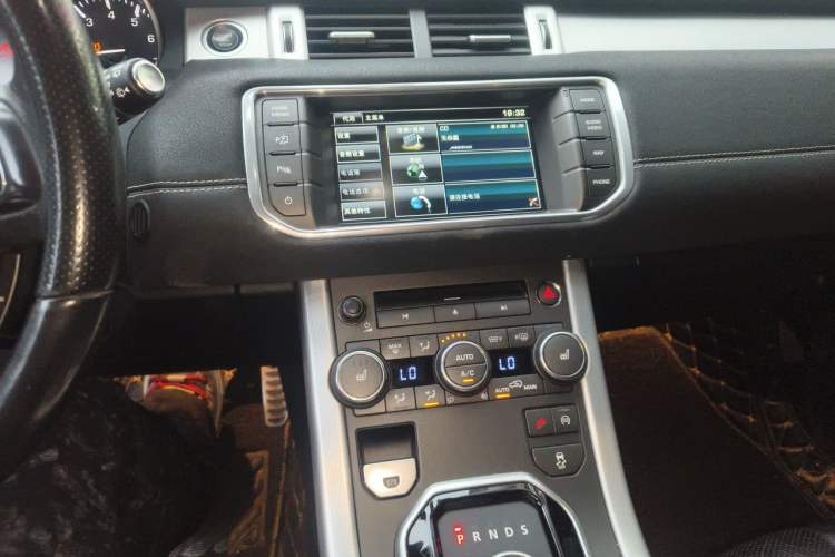 Used Land Rover Range Evoque 2014 2.0T 5-Door Ignite Edition Audio And AC Panel