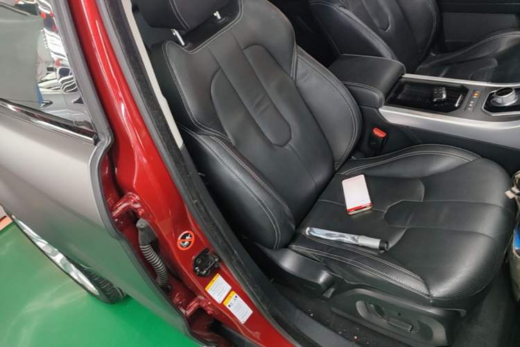 Used Land Rover Range Evoque 2014 2.0T 5-Door Ignite Edition Right Front Seat