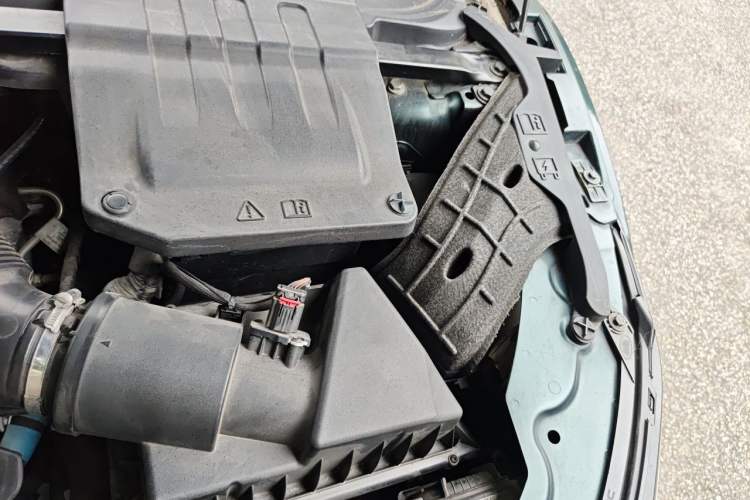 Used Land Rover Range Evoque 2014 2.0T 5-Door Luxury Edition Engine Bay Left