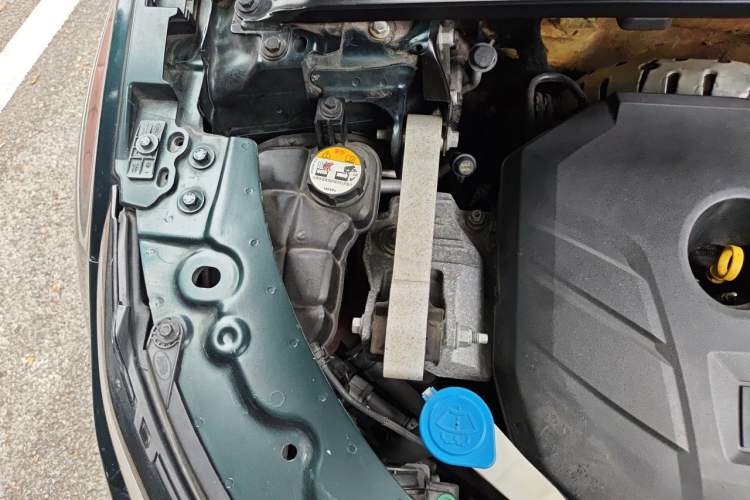 Used Land Rover Range Evoque 2014 2.0T 5-Door Luxury Edition Engine Bay Right