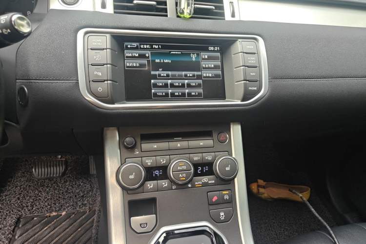 Used Land Rover Range Evoque 2014 2.0T 5-Door Luxury Edition Audio And AC Panel